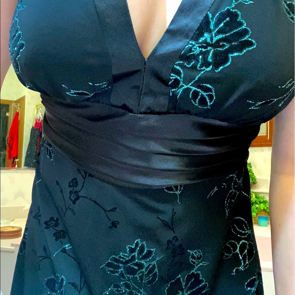 Elegant Black V-Neck Evening Dress with Teal Floral Embroidery